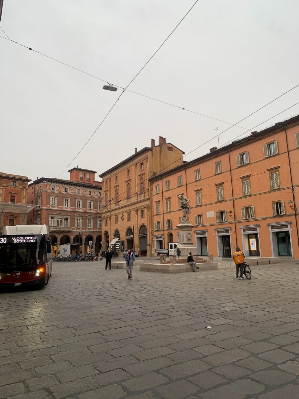 Affitto - Negozio - Piazza Maggiore - Bologna - € 3.500